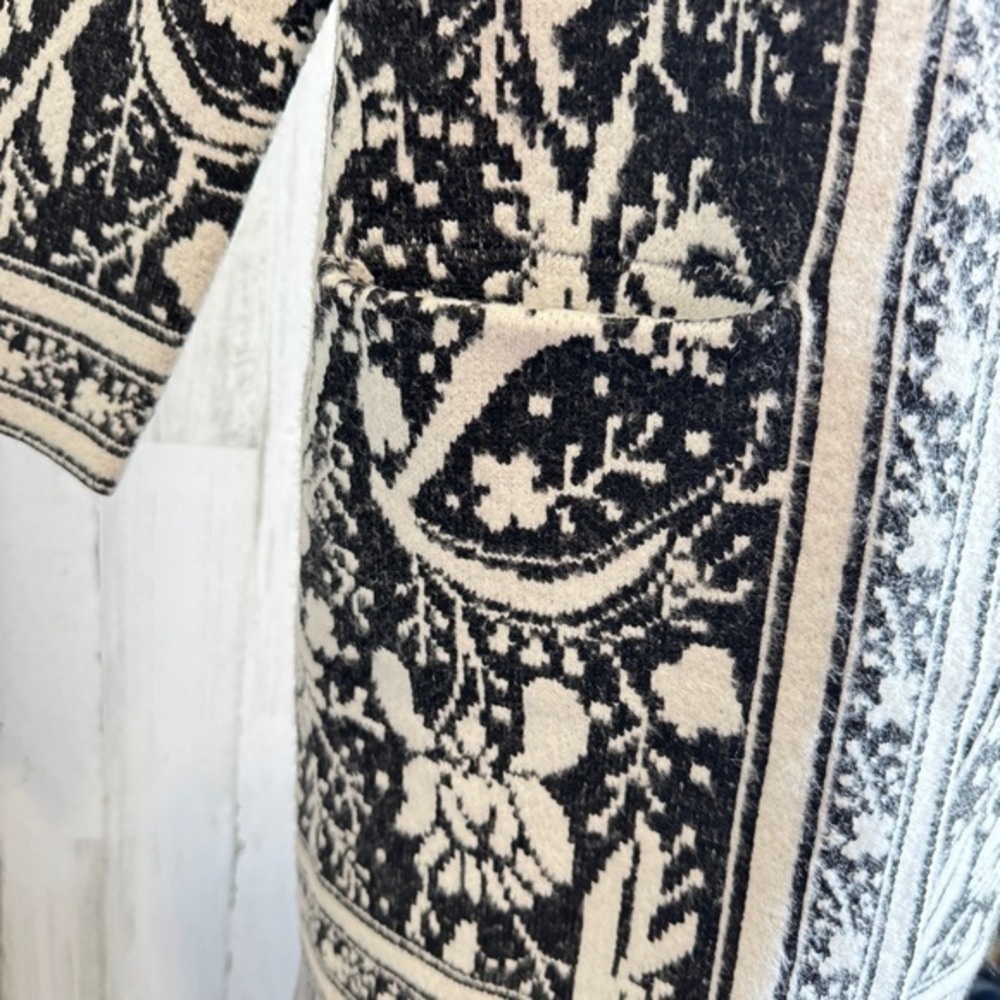NWTs Elegant Black and White Floral Cardigan Size Medium - Picture 6 of 9